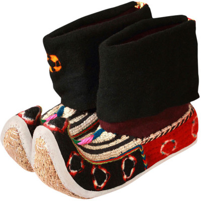 

SOIL Ladakhi Thigma Design Pabus, Handstitched in Pure Sheep Wool Jutis For Women(Multicolor