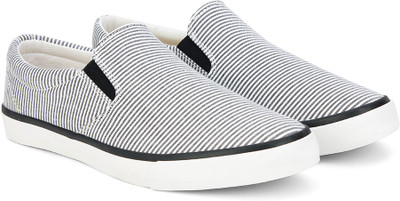 

United Colors of Benetton Sneakers For Men(Black, White, 901