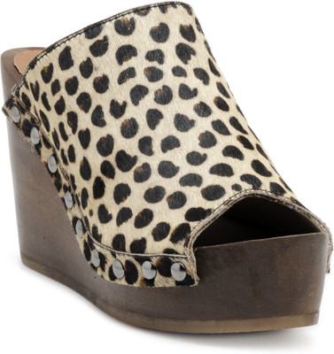 

iLO Women Beige Sandals