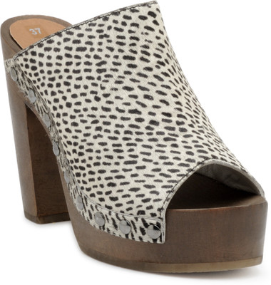 

iLO Women Beige Sandals