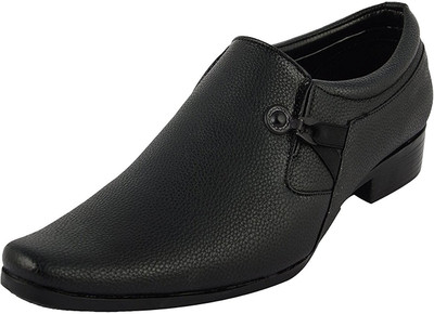 

lucky Derby Slip On For Men(Black