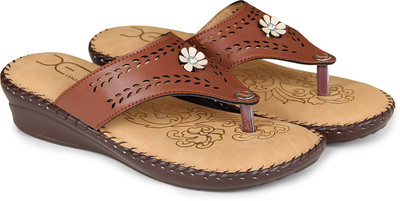 

XE Looks Women Tan Wedges