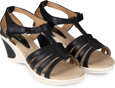 

XE Looks Women Black Wedges