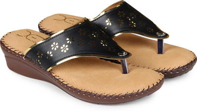 

XE Looks Women Black Wedges