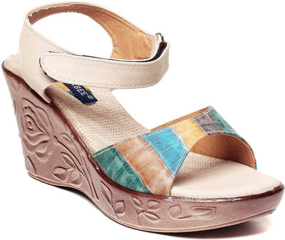 

MSC Women Cream Wedges