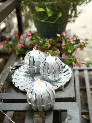 

Importwala Ceramic Tealight Holder Set(Silver, Pack of 3)