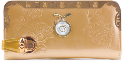 

model Casual Gold Clutch