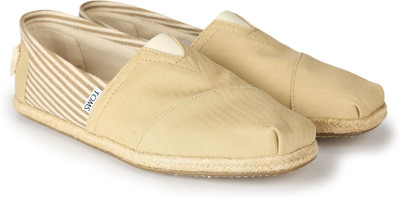 

TOMS UNIVERSITY KHAKI MN CLSC ALPRG UNKHK Casuals For Men(Beige, White
