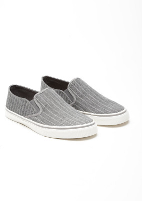 

United Colors of Benetton Slip On Sneakers For Men(Grey, Dark grey