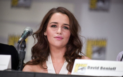 

Akhuratha aemilia-clarke-brunettes-women-actresses-comic-con Wall Poster Paper Print(12 inch X 18 inch, Rolled)