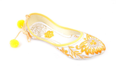 

Fashbeat Mojaris For Women(Yellow