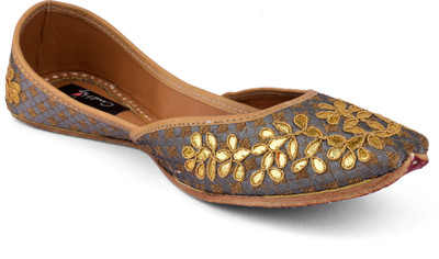 

Coral Haze Greyish Purple Handcrafted Embroidered Jutis For Women(Grey