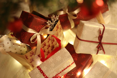 

GIFT WRAPING IMAGE ON HI QUALITY LARGE PRINT 36X24 INCHES Photographic Paper(36 inch X 24 inch, Rolled)