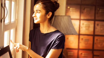 

Alia Bhatt Dear Zindagi 2016 ON HI QUALITY LARGE PRINT 36X24 INCHES Photographic Paper(36 inch X 24 inch, Rolled)