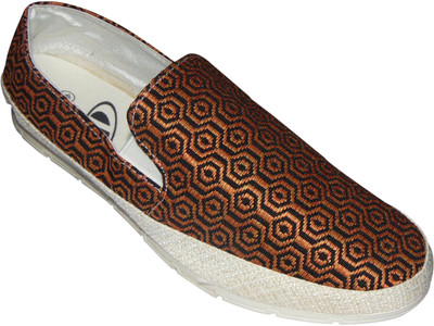 

GS Footwear Slip On Sneakers For Men(Brown, White