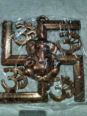 

MATERIALCRAFT OM SWASTIK GANESH PLATE Decorative Showpiece - 31 cm(Aluminium, Brown)