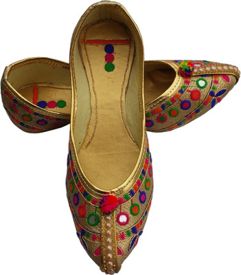 

Gunina Bags And Handicrafts Gunina Multi Gold Footwear Jutis For Women(Gold