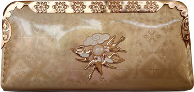 

model Casual Gold Clutch