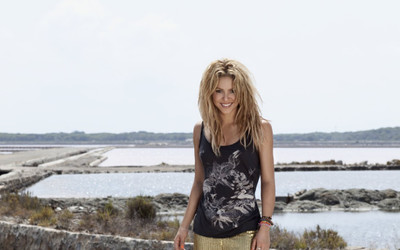 

Wall Poster Shakira Paper Print(12 inch X 18 inch, Rolled)