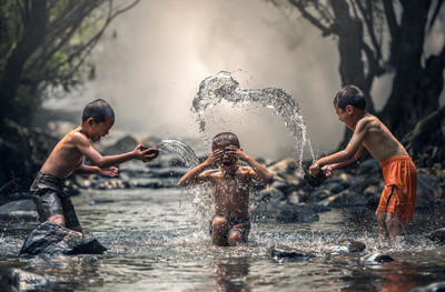 

kids playing with water on LARGE PRINT 36X24 INCHES Photographic Paper(36 inch X 24 inch, Rolled)