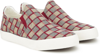 

United Colors of Benetton Slip on Sneakers For Men(Multicolor, 902