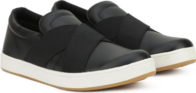 

United Colors of Benetton Slip on Sneakers For Men(Black, 901
