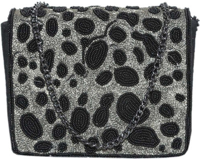 

Diwaah Party Black Clutch