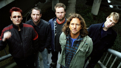 

Pearl Jam Wall Poster PWRGVALPHAPOS2805 Paper Print(18 inch X 12 inch, Rolled)