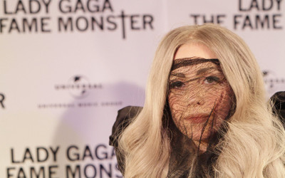 

Lady Gaga Wall Poster PWRGVALPHAPOS2107 Paper Print(18 inch X 12 inch, Rolled)
