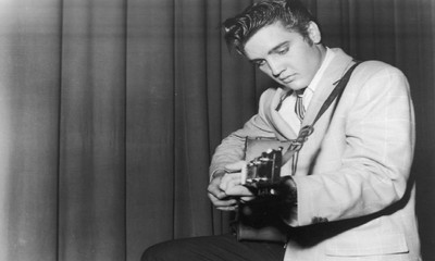

Elvis Presley Wall Poster PWRGVALPHAPOS2219 Paper Print(18 inch X 12 inch, Rolled)