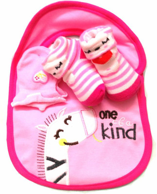 

Babies Bloom Pink Giraffe Design 3 Pcs High Quality Baby Bib, Anti Scratch Mittens And Socks Gift Set For Baby Girl (0-6 Months)(Multicolor)