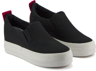 

DeVEE Love Embossed Platform Slip-on Black Slip On Sneakers For Women(Black