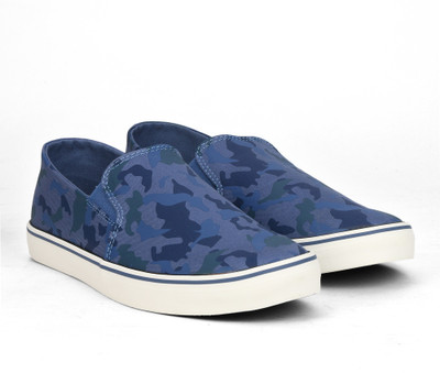 

United Colors of Benetton Casuals For Men(Blue, 902
