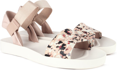 

Clarks Women Floral Camo Flats
