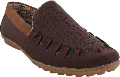 

TWIN FEET Brown Ethnic Loafers Loafers For Men(Brown