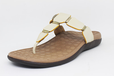 

Vstario Women Cream Casual