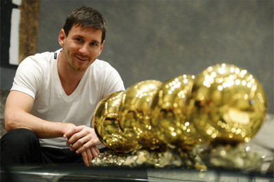 

PW - Lionel Messi With Golden Ball Wall Poster 13*19 inches Matte Finish Paper Print(19 inch X 13 inch, Rolled)