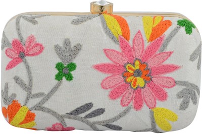 

Tooba Handicraft Party White Clutch