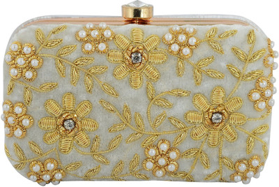 

Tooba Handicraft Party White Clutch
