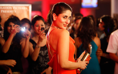 

Akhuratha actresses-bollywood-kareena- Wall Poster Paper Print(12 inch X 18 inch, Rolled)