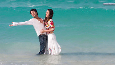 

Aabhaas milenge-laughing-screen-savers-sea-shahid-screensavers-movie-kareena Wall Poster Paper Print(12 inch X 18 inch, Rolled)