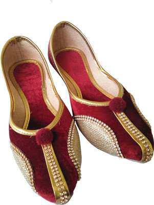 

SOKHI Marron Gold party wear Punjabi Jutti Jutis For Women(Maroon, Gold