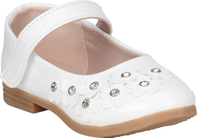 

BUCKLED UP Girls Velcro Ballerinas(White