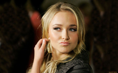 

Akhuratha Wall Poster Celebrity Hayden Panettiere Actresses Paper Print(12 inch X 18 inch, Rolled)