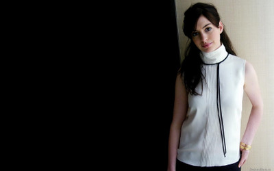 

Akhuratha Wall Poster Celebrity Anne Hathaway Actresses Paper Print(12 inch X 18 inch, Rolled)