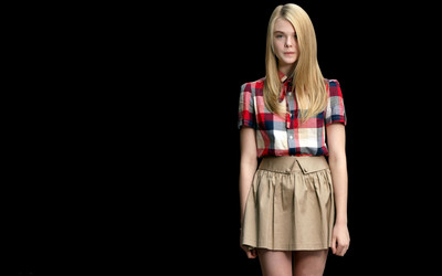 

Akhuratha Wall Poster Celebrity Elle Fanning Actresses Paper Print(12 inch X 18 inch, Rolled)