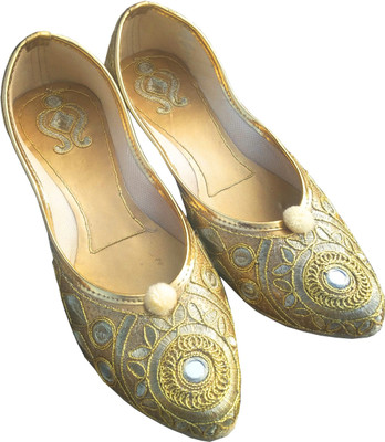 

sokhi Gold party wear Punjabi Jutti Jutis For Women(Gold, Silver