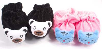 

Ole Baby 3D Plush Soft Velvet Fabric light weight Newborn Infant Prewalker Crib Shoes Baby girl Baby Boy Shoes 0-4 Months Pack of 2 Booties(Toe to Heel Length - 10 cm Multicolor)