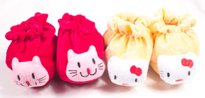

Ole Baby 3D Plush Soft Velvet Fabric light weight Newborn Infant Prewalker Crib Shoes Baby girl Baby Boy Shoes 0-4 Months Pack of 2 Booties(Toe to Heel Length - 10 cm Multicolor)