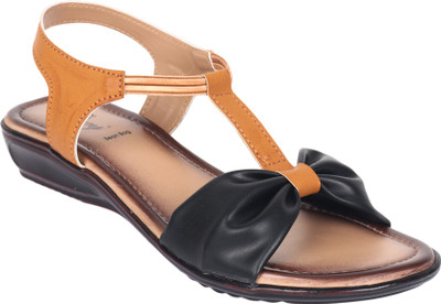

Gunj Women Black Flats